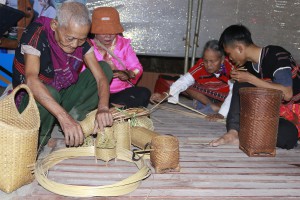 Giữ gìn và truyền nghề đan truyền thống
