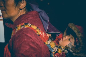 Ngủ ngoan trên lưng bà