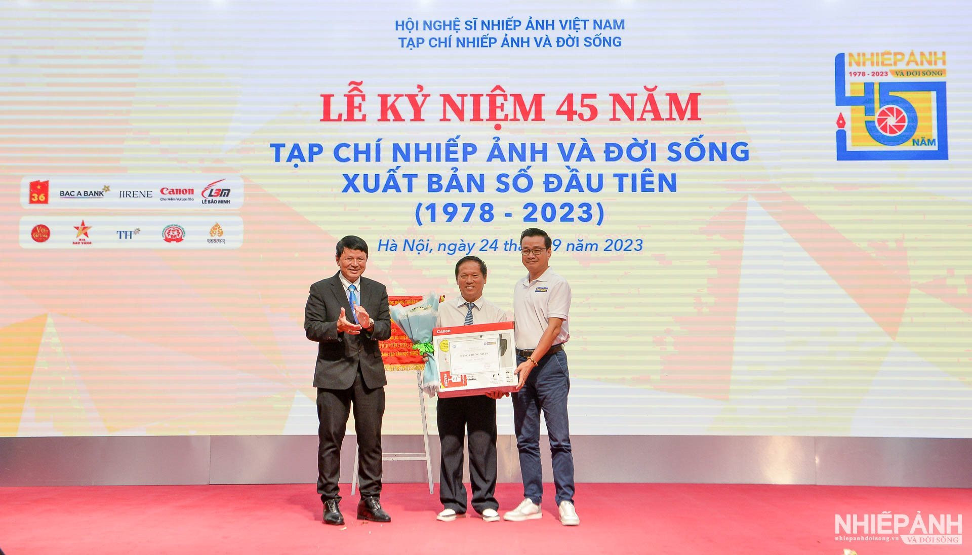 Ngày 24/9, NSNA Đoàn Hoài Trung - Chủ tịch Hội Nhiếp ảnh TPHCM và nhà báo Thái Sơn - Trưởng Đại diện phía Nam Tạp chí Nhiếp ảnh và Đời sống đã trao giải Tháng đầu tiên cho đại diện nhiếp ảnh gia Võ Duy Tuyên (Gia Lai) tại lễ kỷ niệm 45 năm Tạp chí Nhiếp ảnh và Đời sống vừa qua.